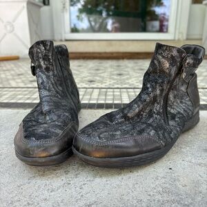 Eric Michael Black and Silver Textured Ankle Boots Size 39 (8)